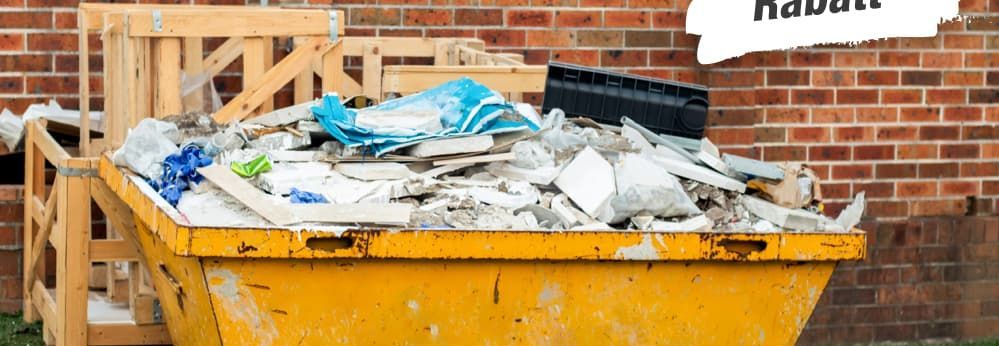 Gelber Container mit Bauschutt